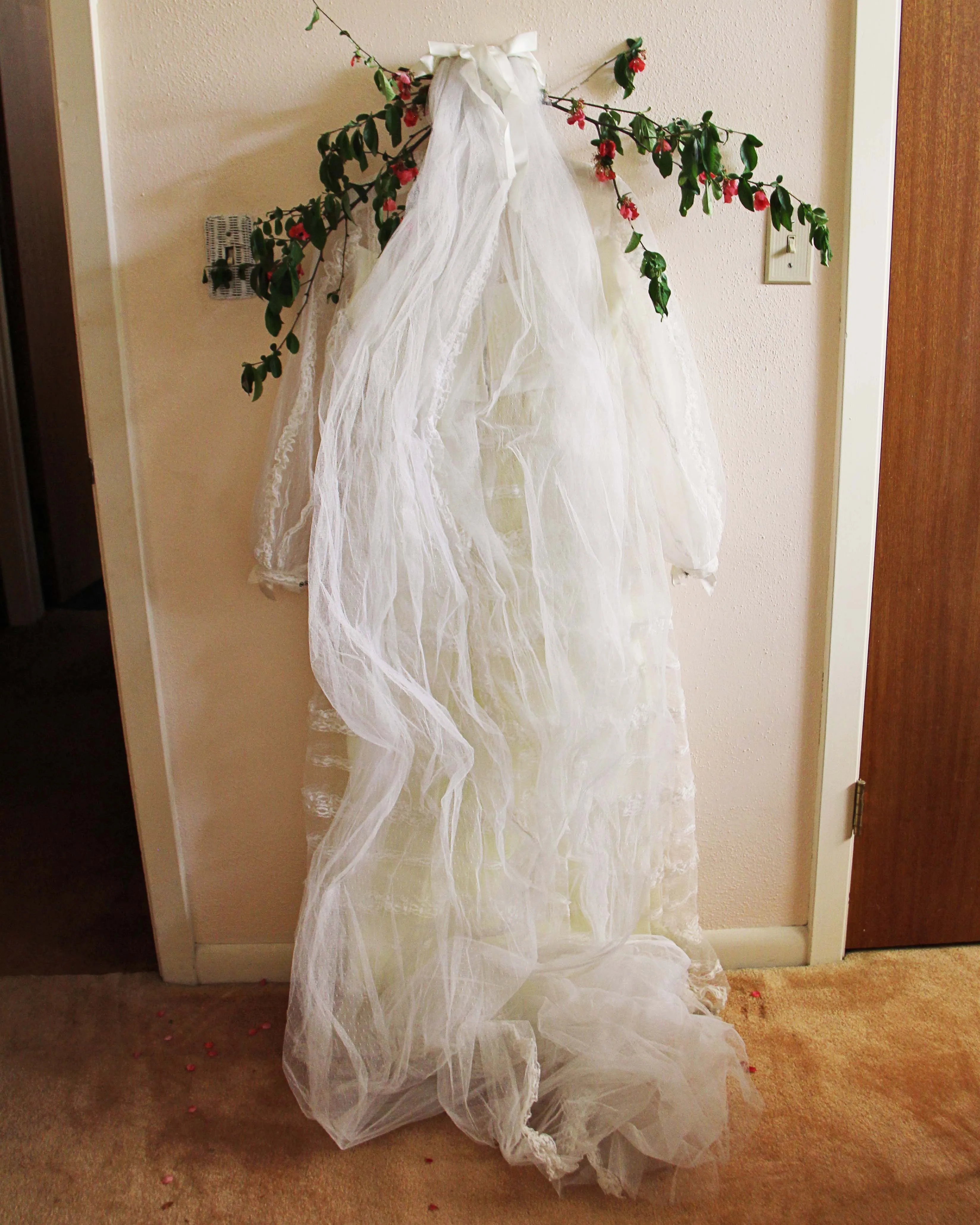 Vintage Daisy Lace Wedding Dress