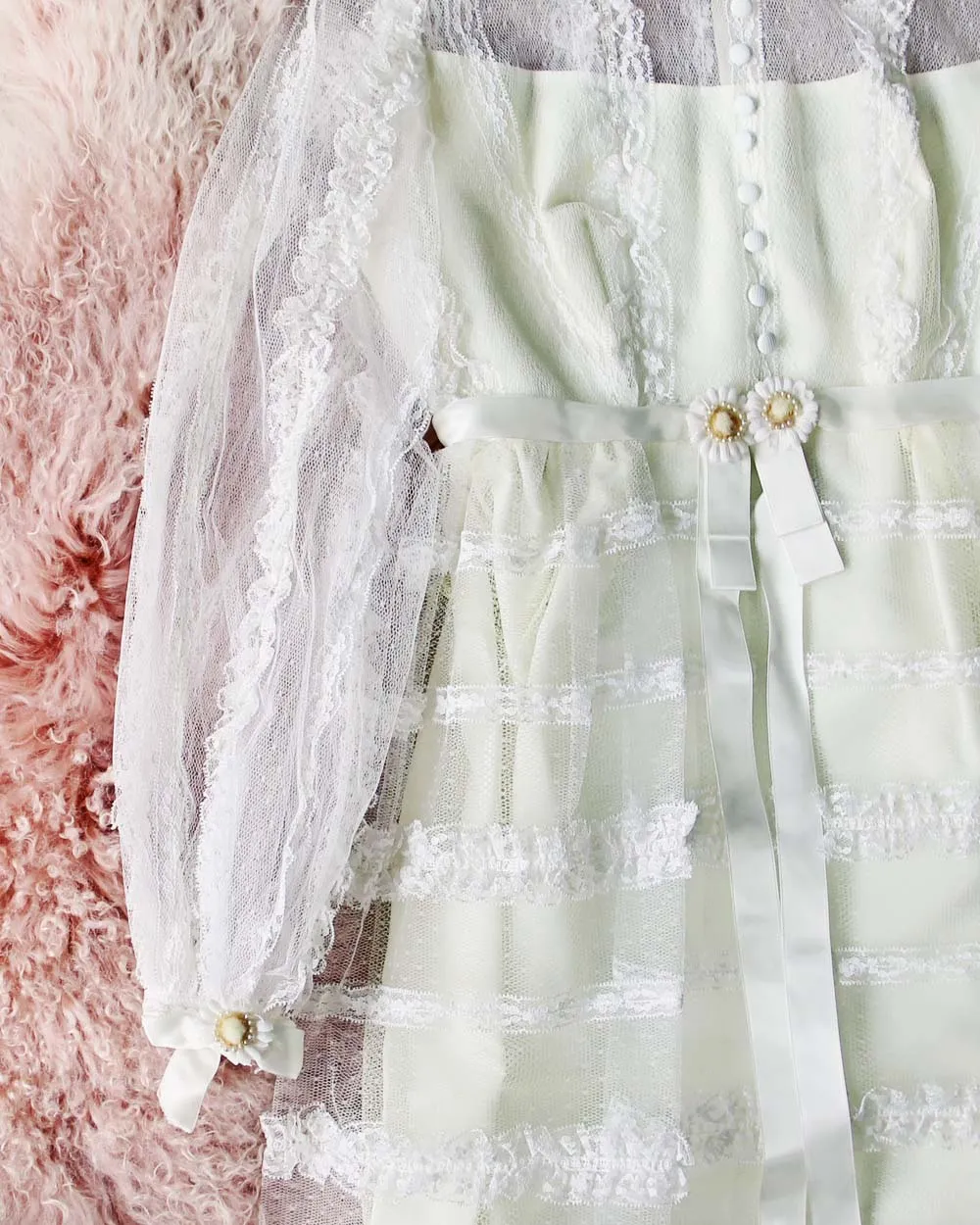 Vintage Daisy Lace Wedding Dress