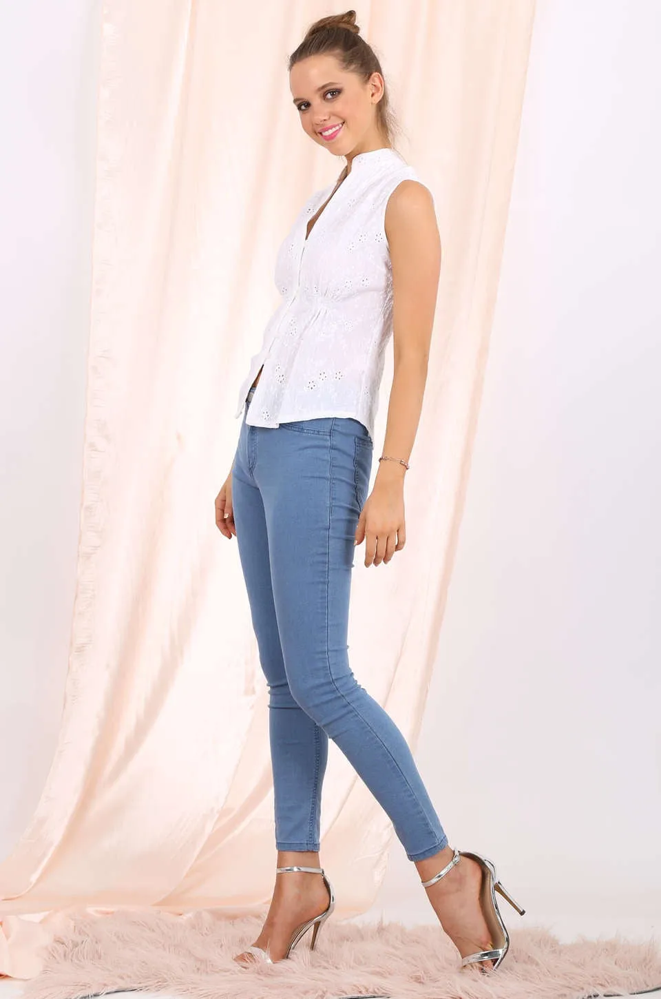 Zuri fitted shirt in eyelet fabric